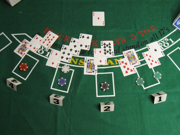 Blackjack-pöytä ja jaetut kortit